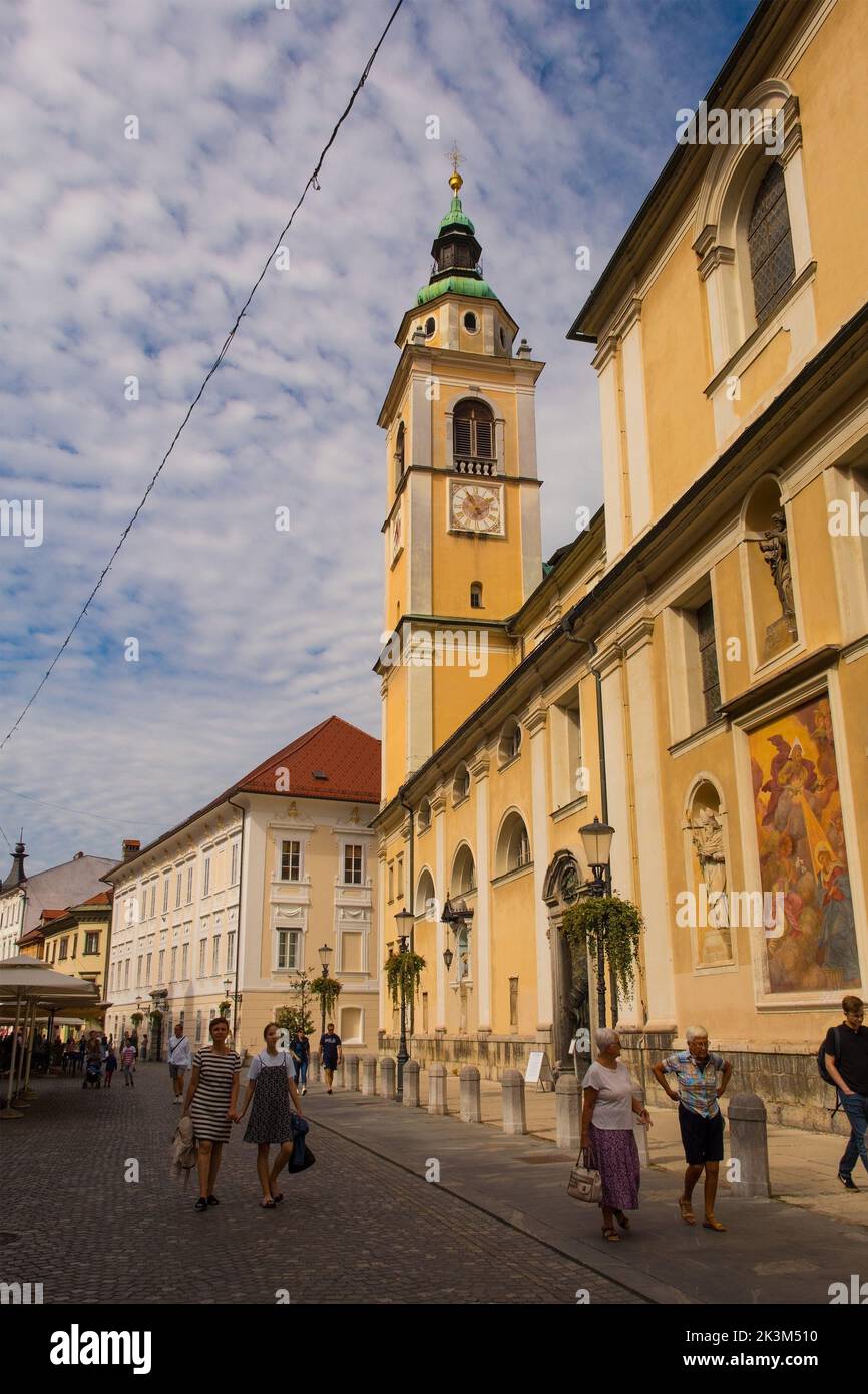 Ljubljana, Slowenien - September 3. 2022. Die Kathedrale von Ljubljana, auch bekannt als St. Nikolaus-Kirche, in Ciril-Metodov Trg Stockfoto