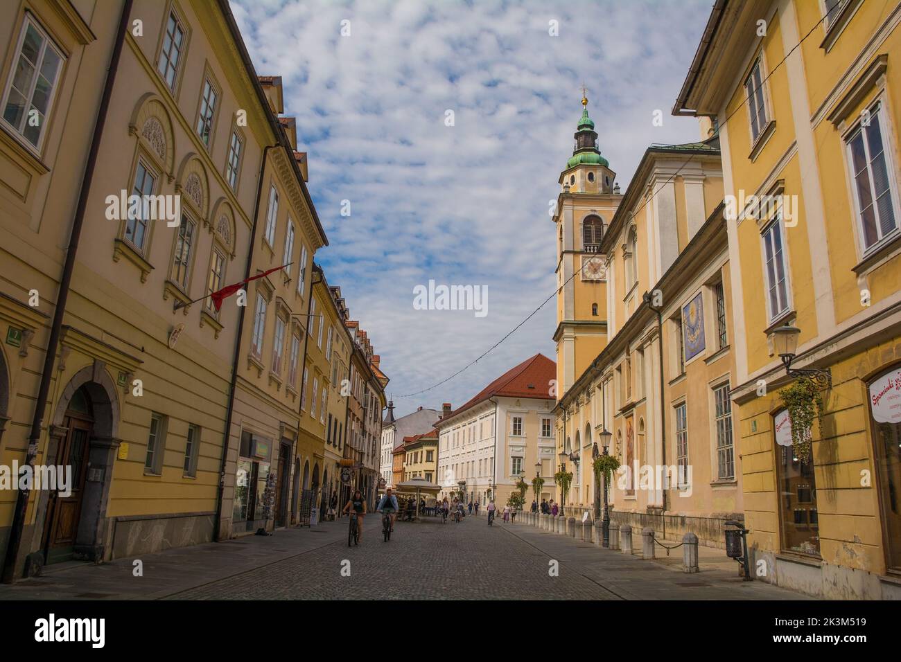 Ljubljana, Slowenien - September 3. 2022. Die Kathedrale von Ljubljana, auch bekannt als St. Nikolaus-Kirche, in Ciril-Metodov Trg Stockfoto