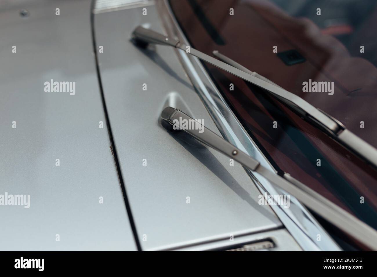 Eine schöne Aufnahme eines Scheibenwischers eines alten Mercedes Benz Stockfoto