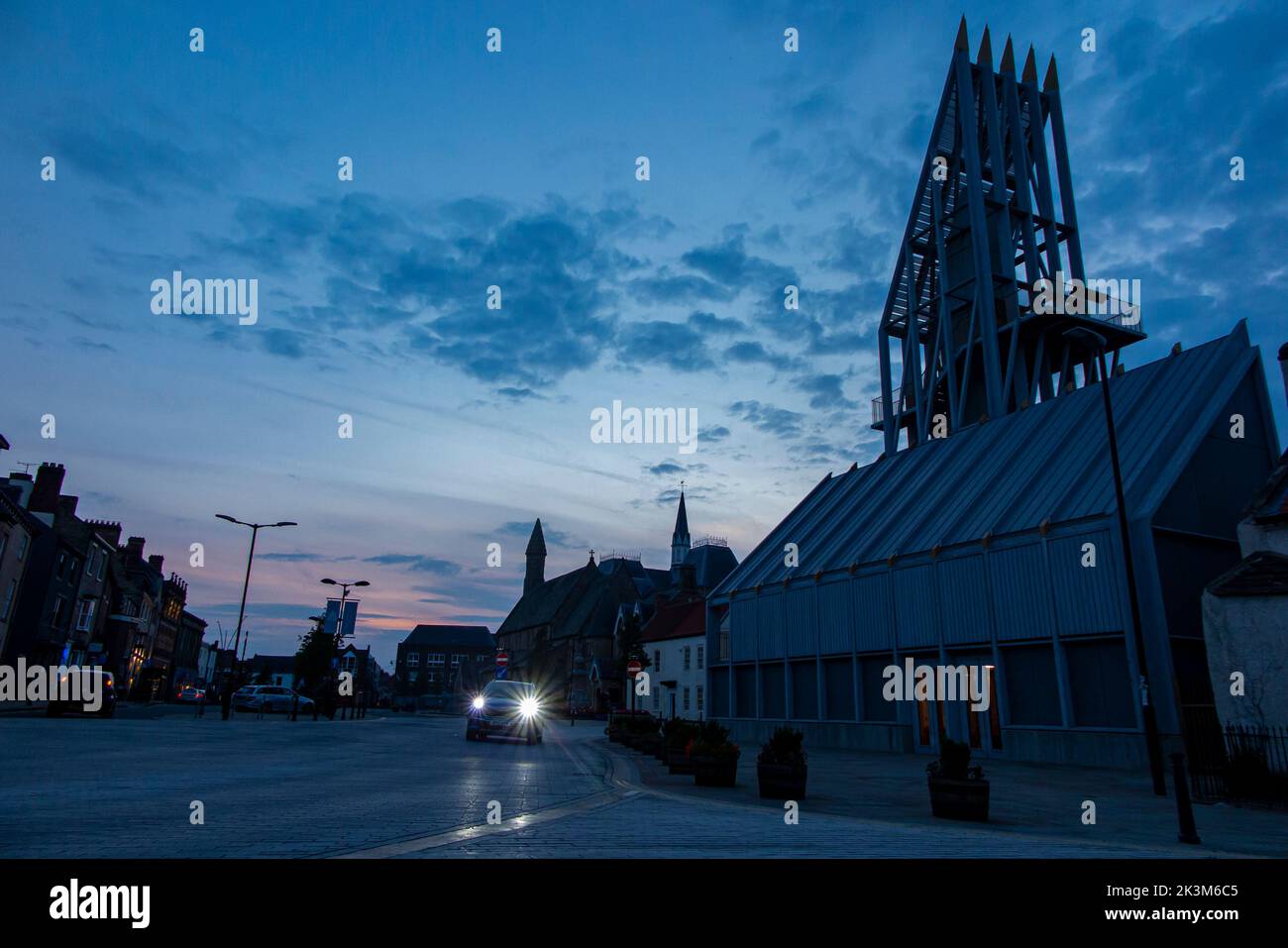 Blick auf den Auckland Tower in der Abenddämmerung in der Stadt Bishop Auckland, County Durham, Enhangland Stockfoto