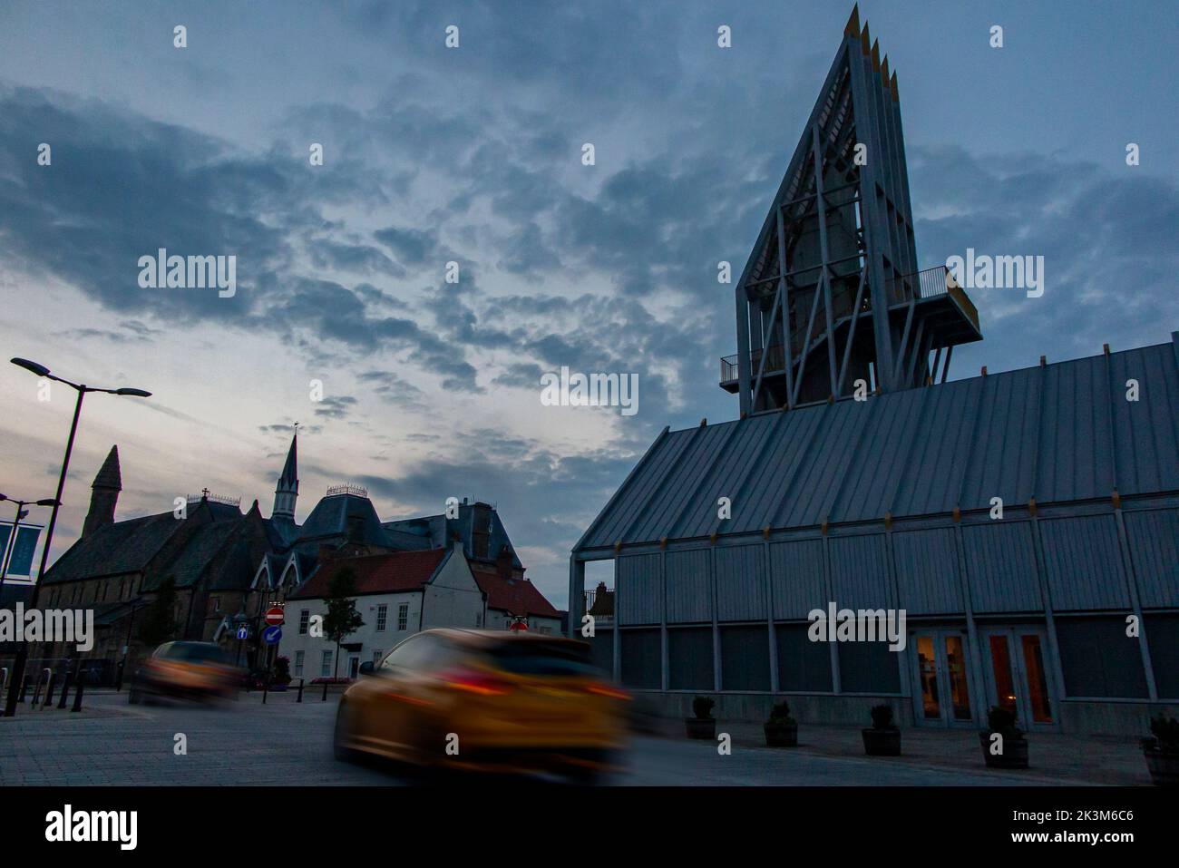 Blick auf den Auckland Tower in der Abenddämmerung in der Stadt Bishop Auckland, County Durham, Enhangland Stockfoto