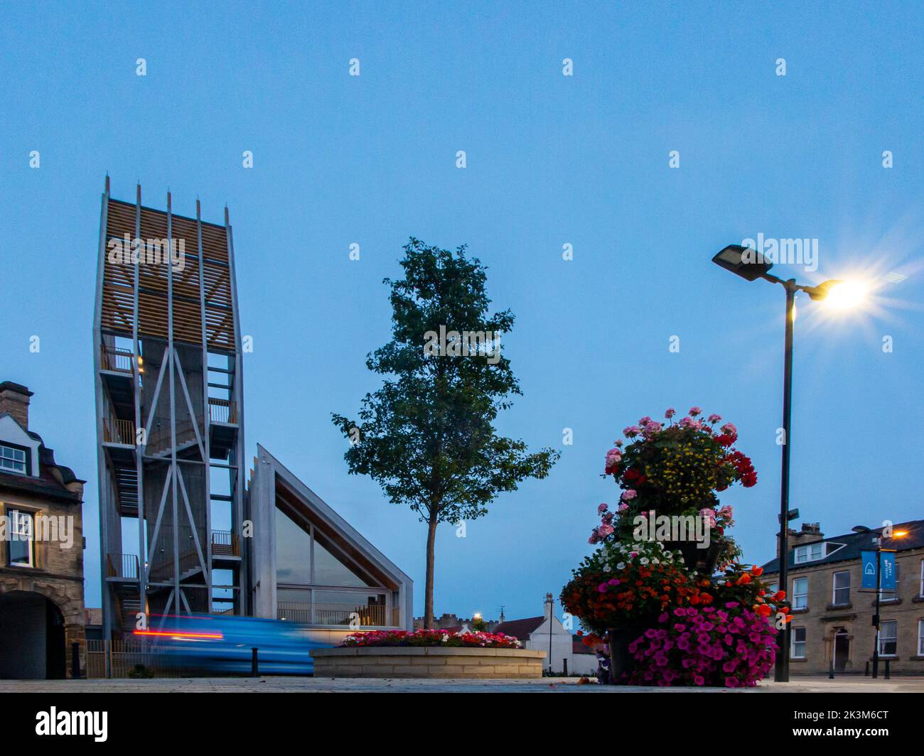 Blick auf den Auckland Tower in der Abenddämmerung in der Stadt Bishop Auckland, County Durham, Enhangland Stockfoto