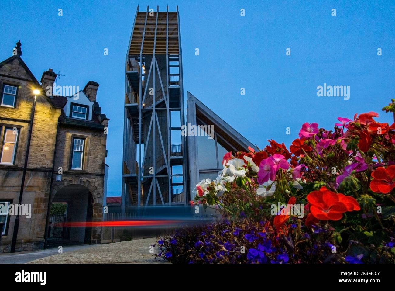 Blick auf den Auckland Tower in der Abenddämmerung in der Stadt Bishop Auckland, County Durham, Enhangland Stockfoto