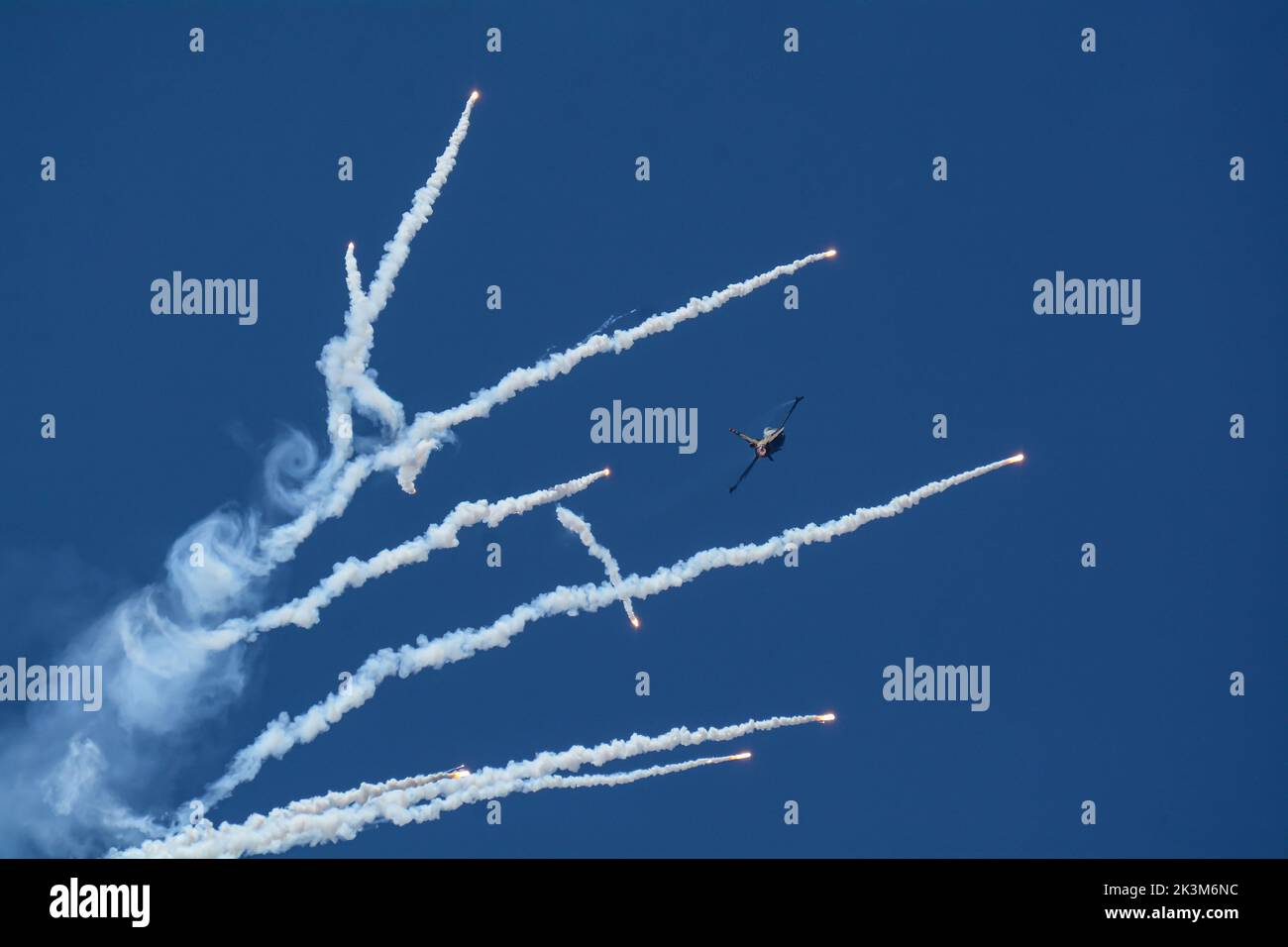 Soloturk Turkish F-16 Solo Display Team führt Flare Show, Airshow auf der SHG AIRSHOW 2022 Turaf Stockfoto