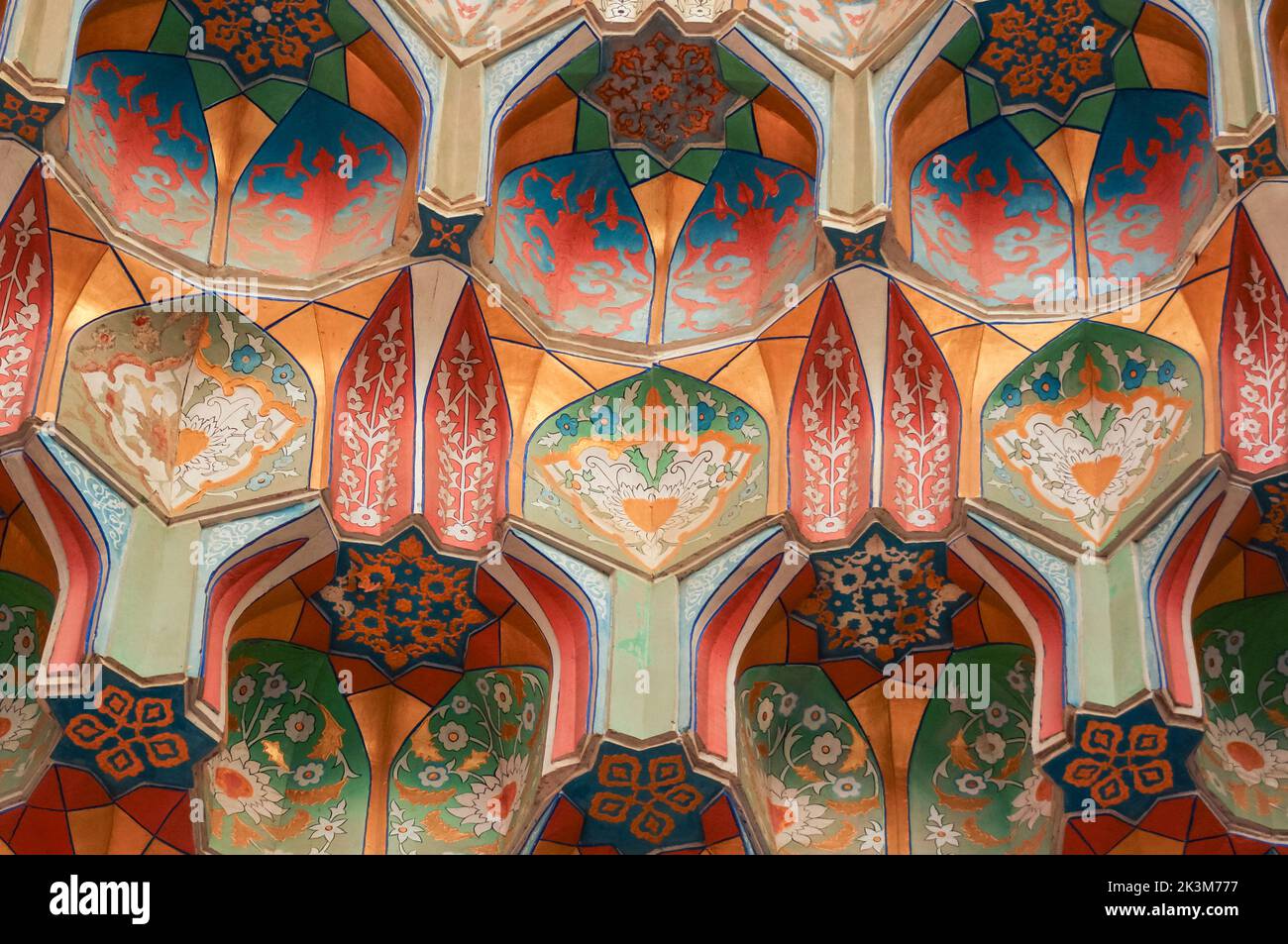 Bunte Innenansicht einer historischen Moschee in Buchara Stockfoto