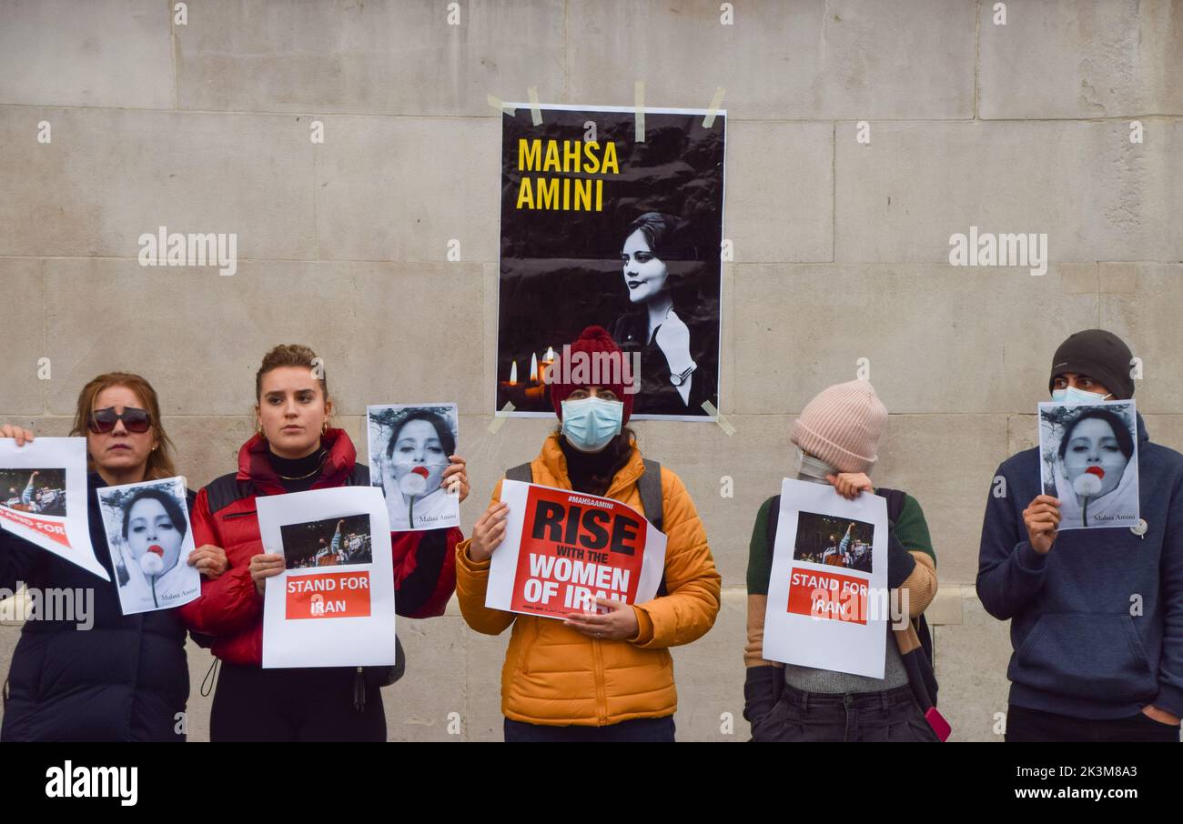 London, Großbritannien. 27. September 2022. Die Demonstranten versammeln sich weiterhin auf dem Trafalgar Square als Reaktion auf den Tod von Mahsa Amini, der in Polizeigewahrsam im Iran starb, nachdem er festgenommen wurde, weil er angeblich in der Öffentlichkeit kein Kopftuch (Hijab) „richtig“ trug. Kredit: Vuk Valcic/Alamy Live Nachrichten Stockfoto