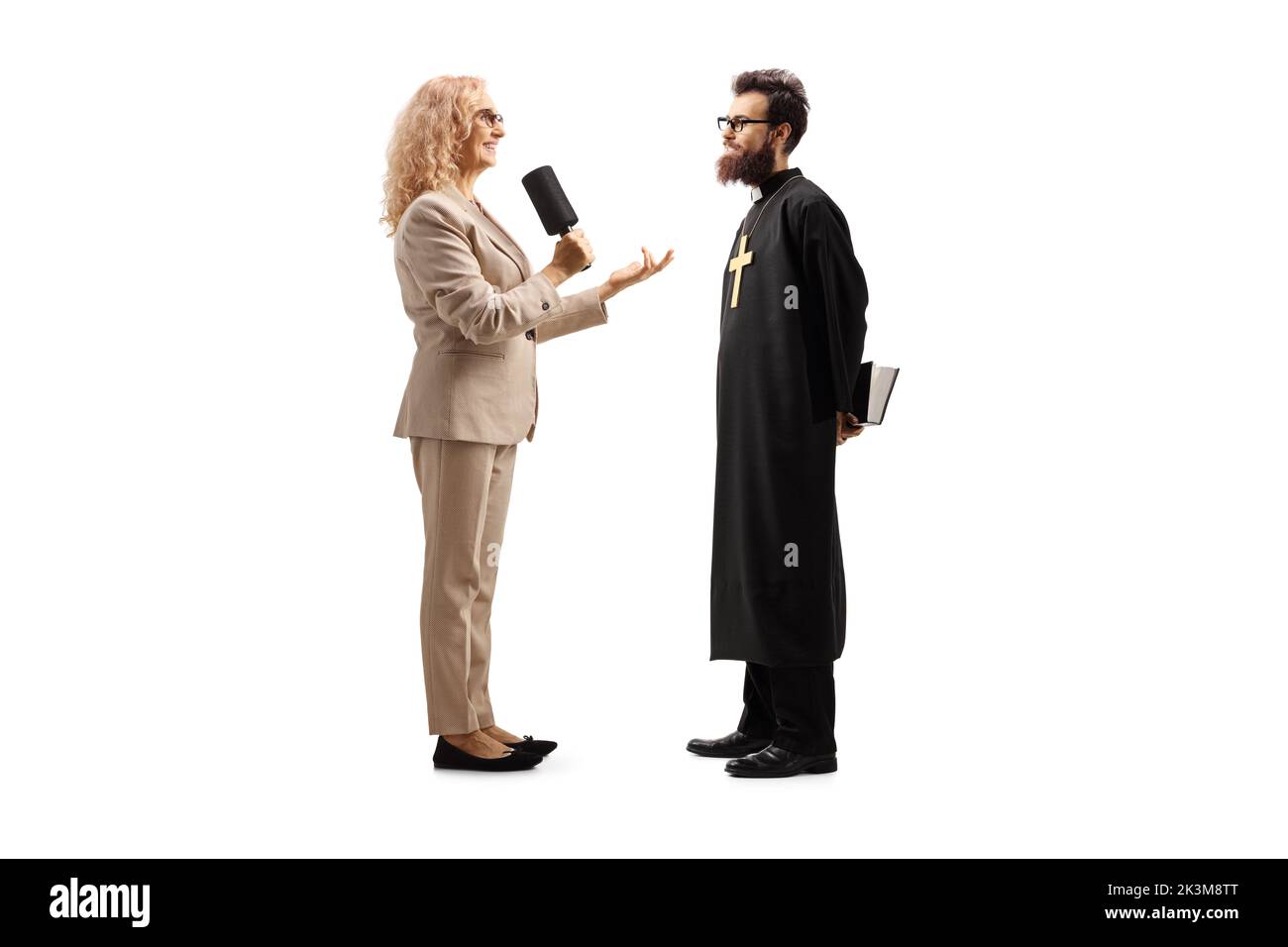 Journalistin im Gespräch mit einem katholischen Priester isoliert auf weißem Hintergrund Stockfoto