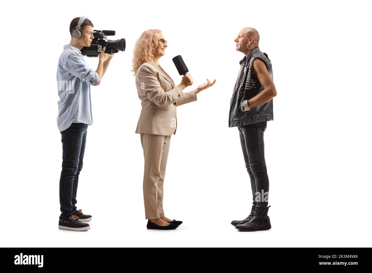 Weibliche Reporterin interviewte einen Rockstar und einen Kameramann, der isoliert auf weißem Hintergrund recoridng Stockfoto