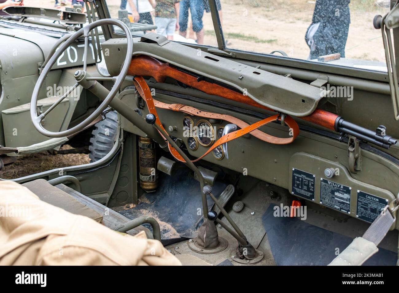 Militärtag Hodonin - Panov. Historische und zeitgenössische militärische Ausrüstung Jeep Waffenlager Stockfoto