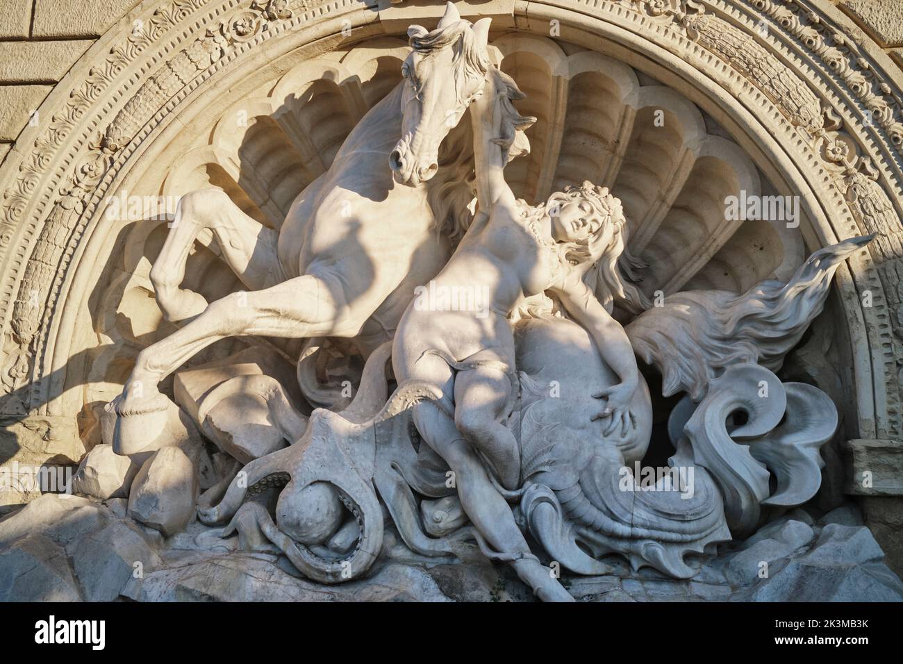 Nymphenbrunnen und Seepferd auf der Pincio-Treppe am Eingang zum Montagnola Park Bologna Italien Stockfoto