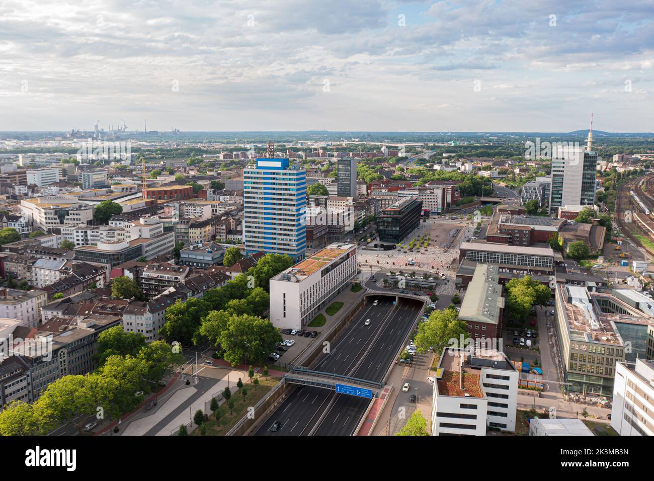 Szenische Drohnenansicht der Stadt in Deutschland mit modernen Gebäuden und Straßen unter bewölktem Himmel Stockfoto