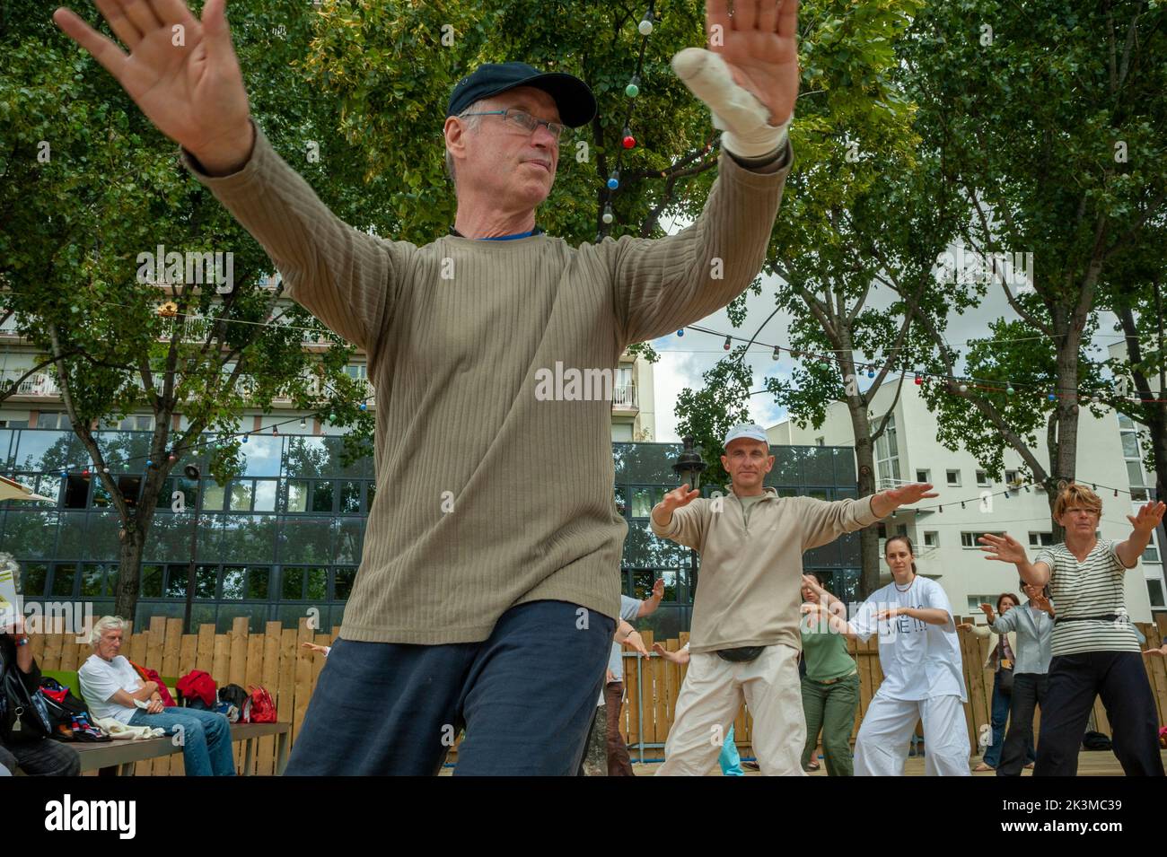 Paris, Frankreich, Gruppe Menschen, Öffentliche Veranstaltungen, Aktive Senioren-Touristen, Erwachsene praktizieren Tai Chi bei „Paris Plages“, Senioren üben Stockfoto