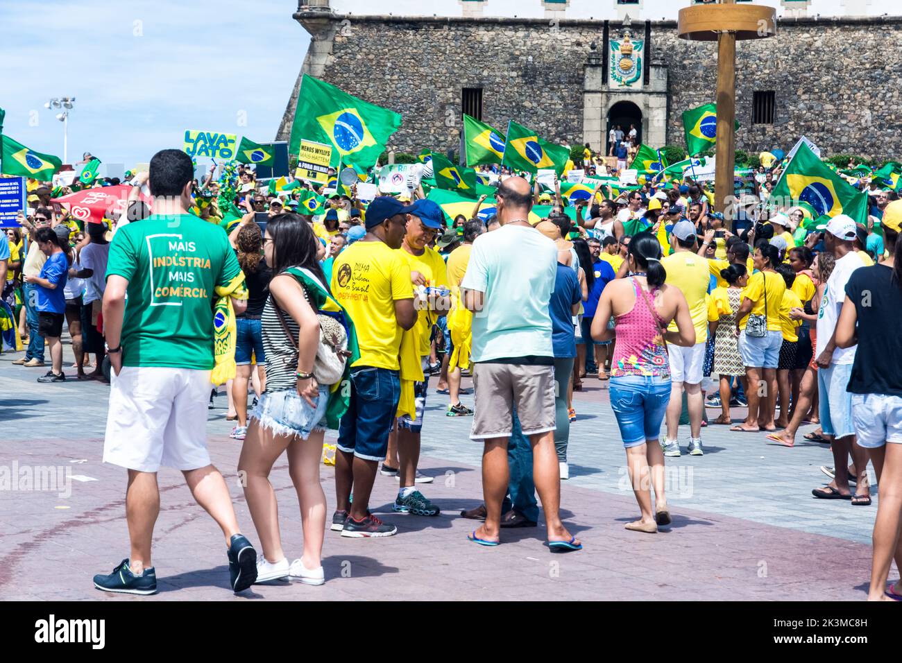 Brasilianer protestieren in Farol da Barra gegen die Regierung von Präsidentin Dilma Rousseff, Brasilien. Stockfoto