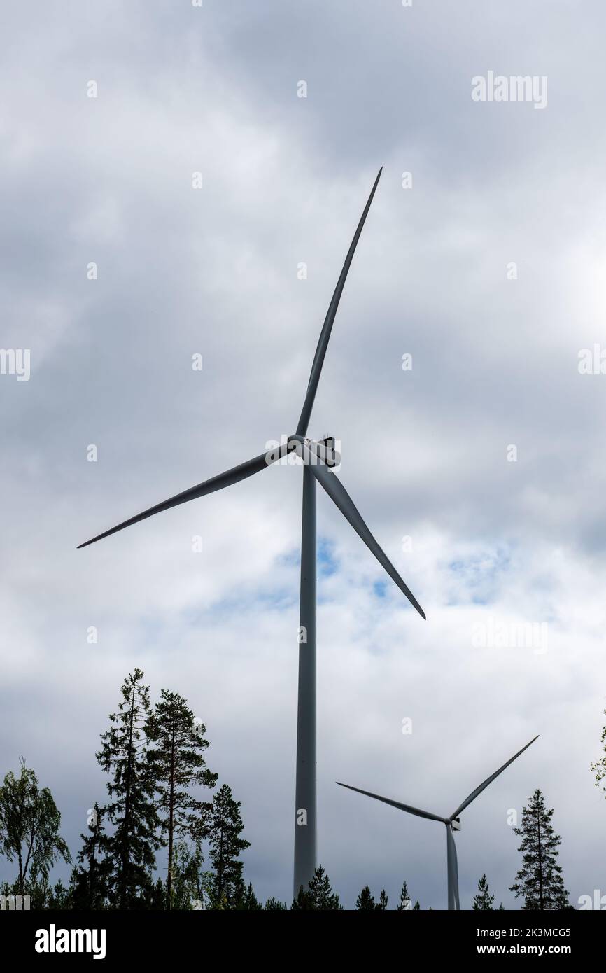 Windturbinen gegen den bewölkten Himmel im Sommer, Otanmäki, Finnland Stockfoto