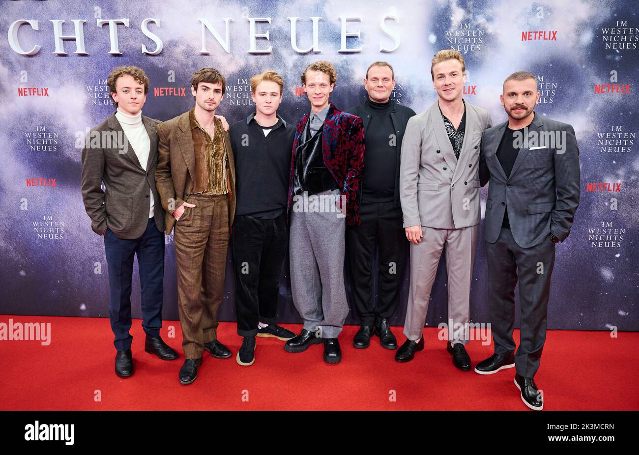 Berlin, Deutschland. 27. September 2022. Schauspieler Adrian Grünewald (l-r), Aaron Hilmer, Moritz Klaus, Felix Kammerer, Devid Striesow, Albrecht Schuch und Edin Hasanovic kommen zur Premiere ihres Films 'Nothing New in the West' bei Kino International. Quelle: Annette Riedl/dpa/Alamy Live News Stockfoto