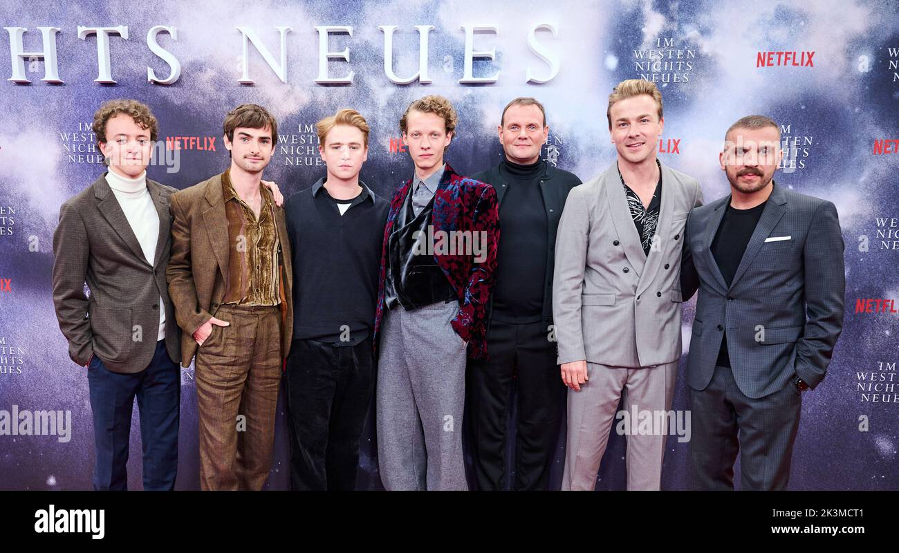 Berlin, Deutschland. 27. September 2022. Schauspieler Adrian Grünewald (l-r), Aaron Hilmer, Moritz Klaus, Felix Kammerer, Devid Striesow, Albrecht Schuch und Edin Hasanovic kommen zur Premiere ihres Films 'Nothing New in the West' bei Kino International. Quelle: Annette Riedl/dpa/Alamy Live News Stockfoto