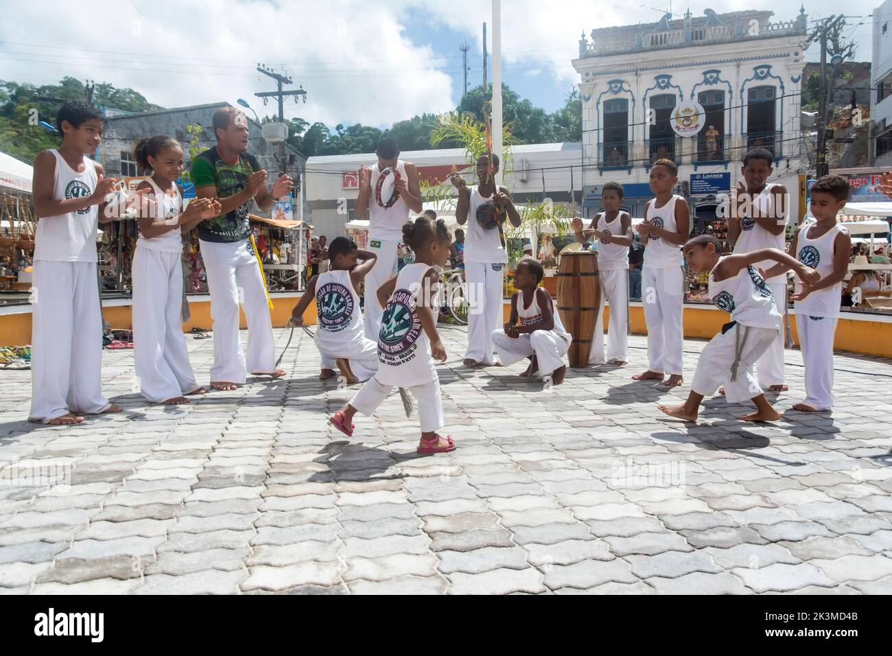Nazare das Farinhas, Bahia, Brasilien - 23. März 2016: Gruppe von Menschen, die auf einem Stadtplatz in Nazare das Farinhas, Brasilien, Capoeira spielen. Stockfoto