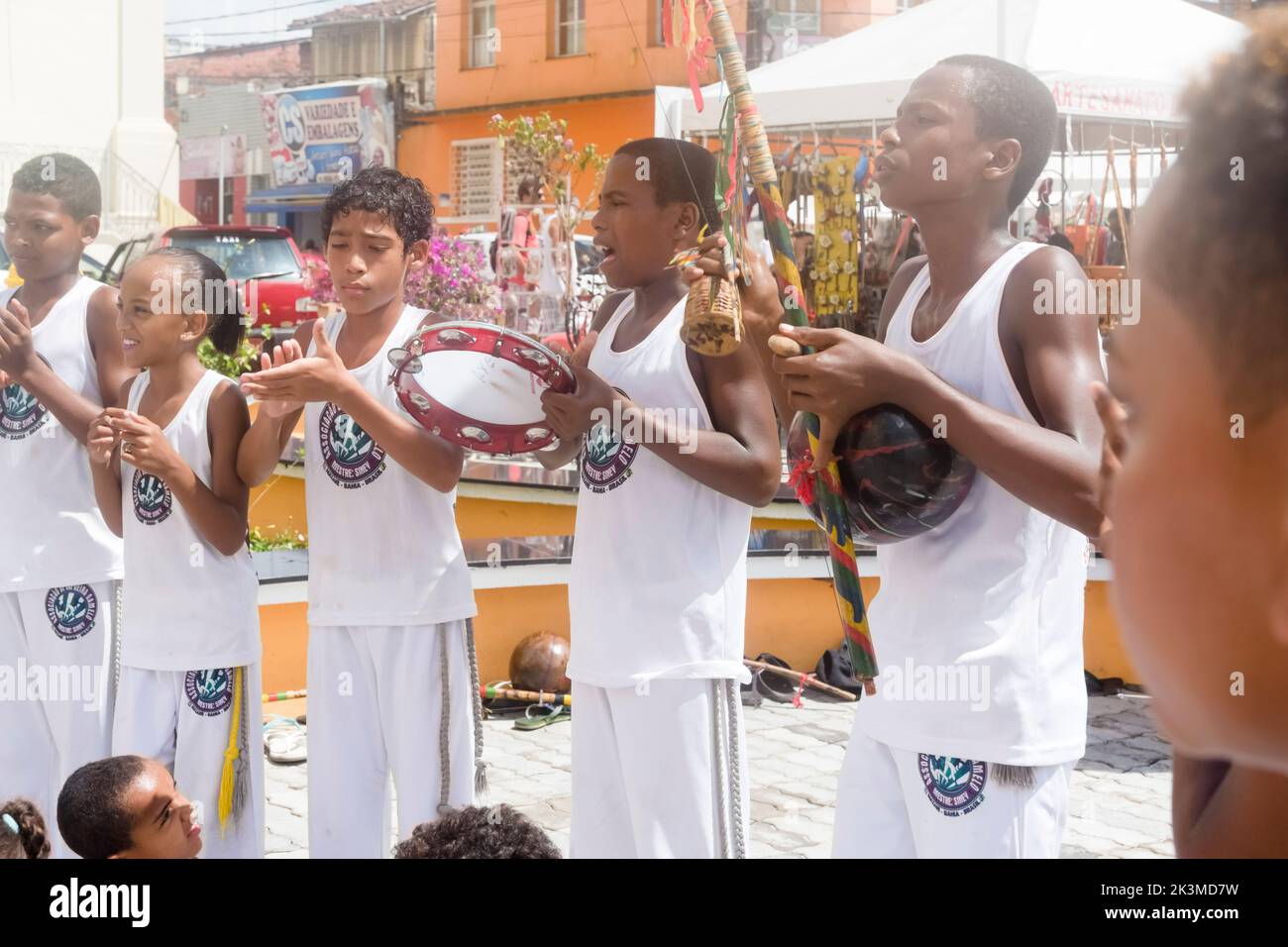Nazare das Farinhas, Bahia, Brasilien - 23. März 2016: Gruppe von Menschen, die auf einem Stadtplatz in Nazare das Farinhas, Brasilien, Capoeira spielen. Stockfoto