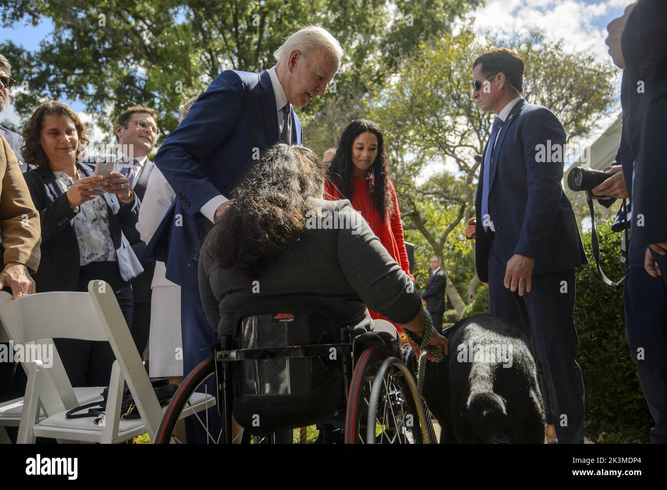 Washington, Usa. 27. September 2022. Präsident Joe Biden spricht mit Anjail Forber-Pratt, der für die Verwaltung für das Leben in der Gemeinschaft im Ministerium für Gesundheit und menschliche Dienste arbeitet, Und ihr Hund, Kolton, nachdem er während einer Veranstaltung im Rosengarten im Weißen Haus in Washington, DC am Dienstag, dem 27. September 2022, über die Senkung der Gesundheitskosten und den Schutz von Medicare und sozialer Sicherheit gesprochen hatte. Foto von Bonnie Cash/UPI Credit: UPI/Alamy Live News Stockfoto