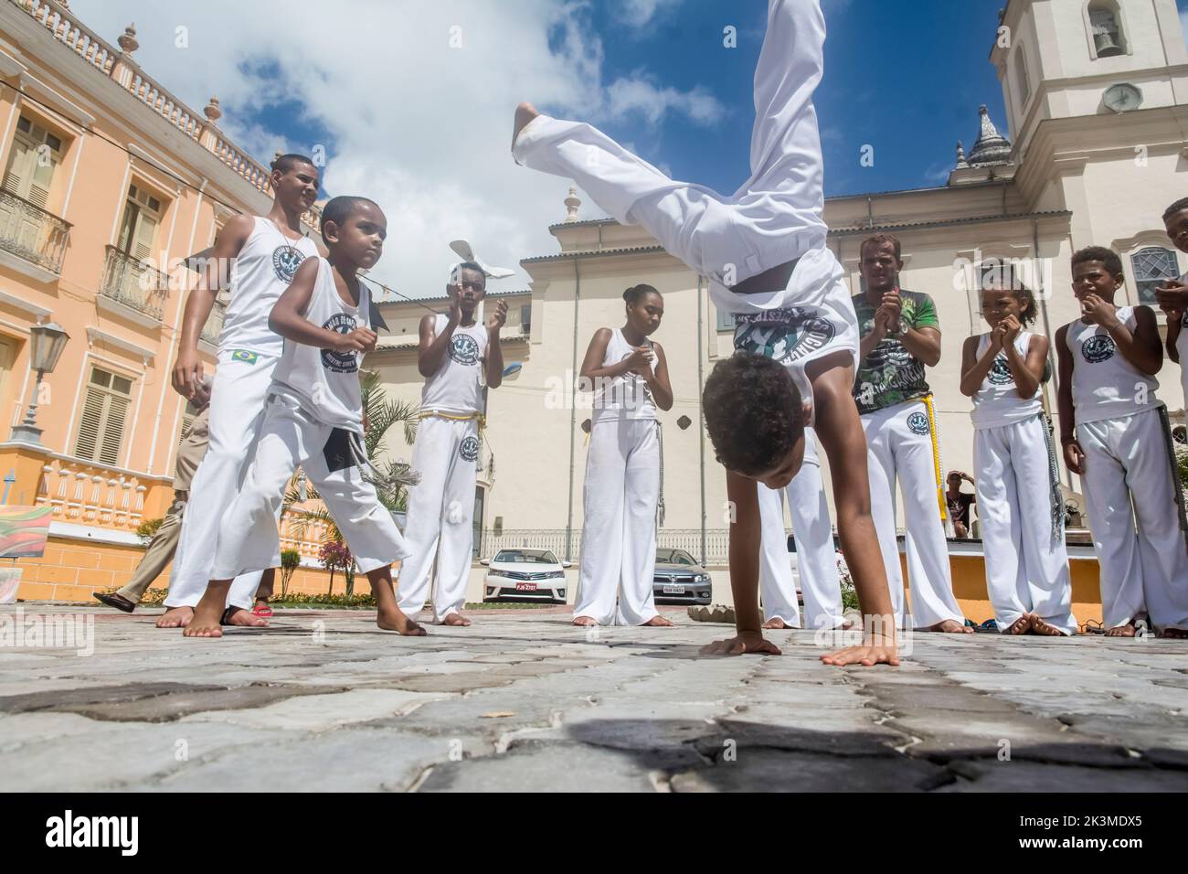 Nazare das Farinhas, Bahia, Brasilien - 23. März 2016: Gruppe von Menschen, die auf einem Stadtplatz in Nazare das Farinhas, Brasilien, Capoeira spielen. Stockfoto