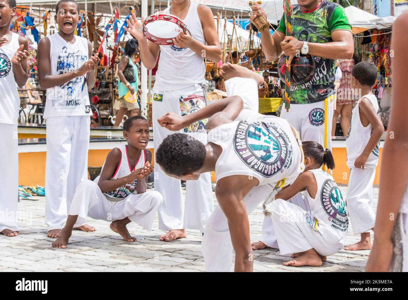 Nazare das Farinhas, Bahia, Brasilien - 23. März 2016: Gruppe von Menschen, die auf einem Stadtplatz in Nazare das Farinhas, Brasilien, Capoeira spielen. Stockfoto