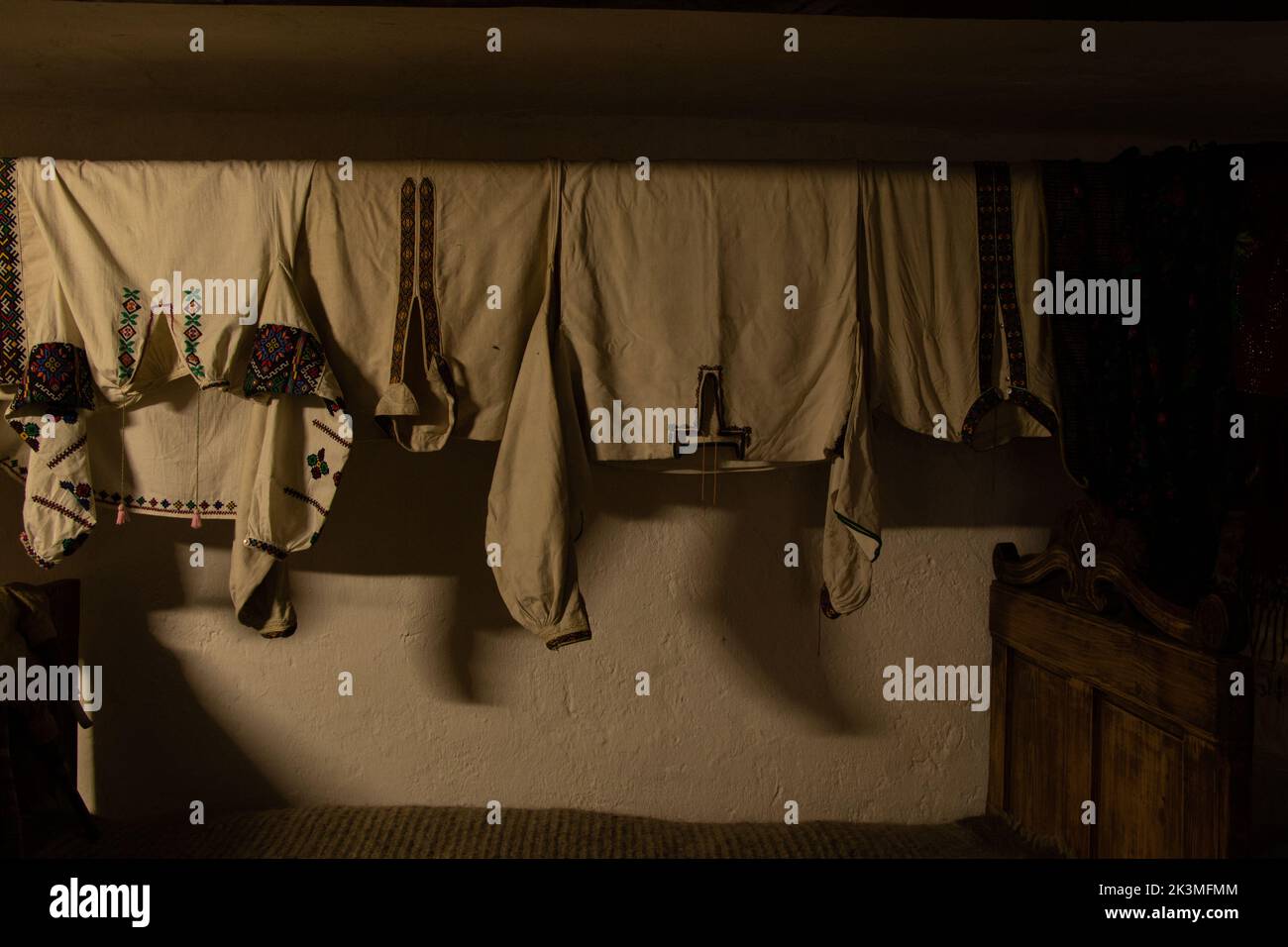 Ukrainische traditionelle Wyschywanka hängt an Seilen in einer alten ländlichen Hütte in den Karpaten, Traditionen und Kultur, ukrainische Wyschywanka Hemd Stockfoto