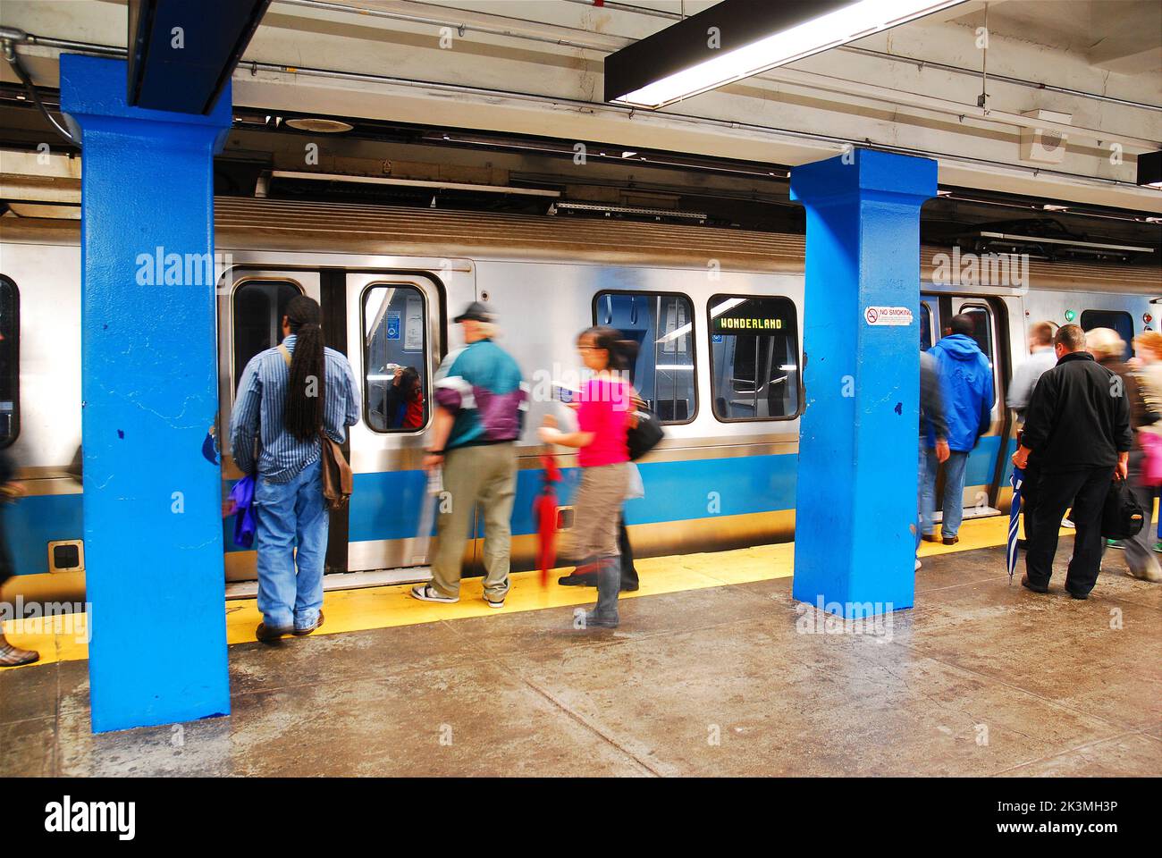 Fahrer bereiten sich auf den Zug an der U-Bahn-Haltestelle Aquarium der Boston T Blue Line vor Stockfoto