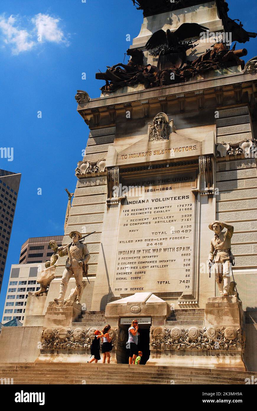 Besucher betreten das Soldiers and Sailors Monument in der Innenstadt von Indianapolis, Indiana, mit dem Blick auf die Spitze des Denkmals Stockfoto