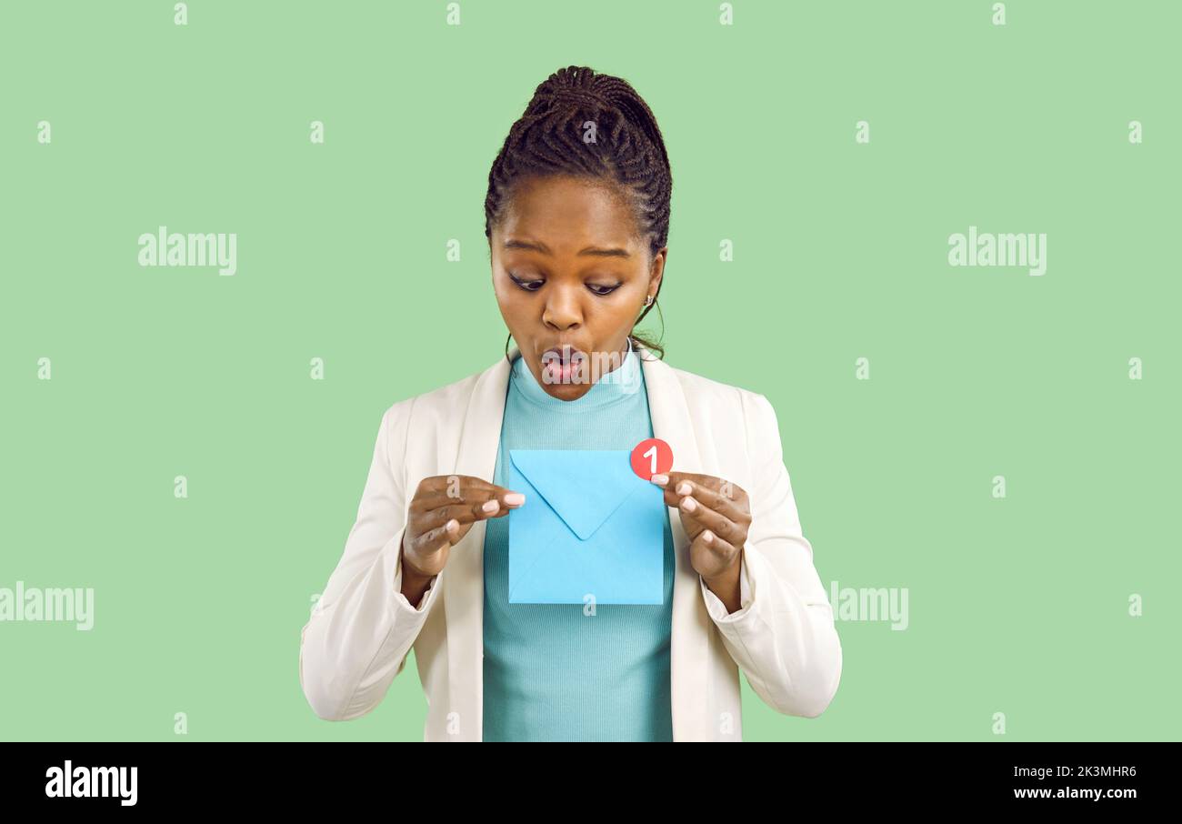 Erstaunt schwarze Frau zeigen ungelesene Benachrichtigung auf Papierumschlag Stockfoto