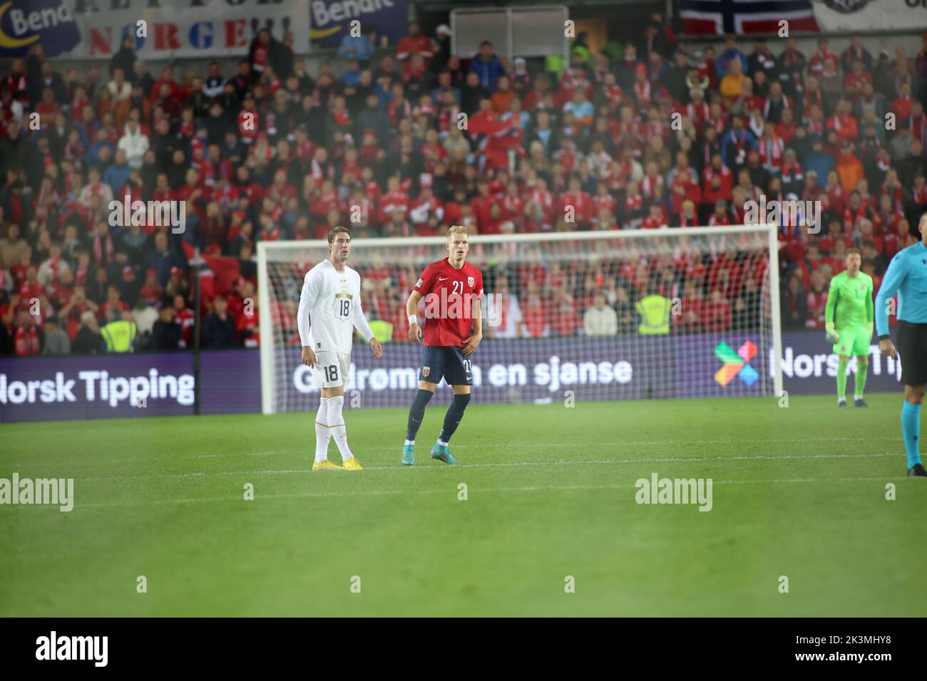 Oslo, Norwegen, 27. September, Serbiens Dusan Vlahovic mit Norwegens Andreas Hanche-Olsen , Credit: Frode Arnesen/Alamy Live News Stockfoto