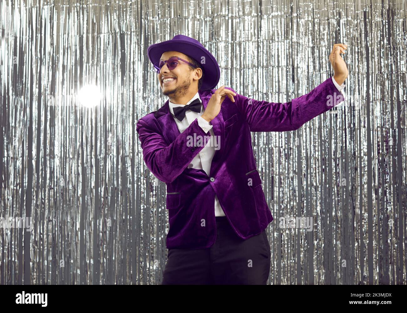 Lächelnder afroamerikanischer Entertainer im Disco-Hintergrund Stockfoto