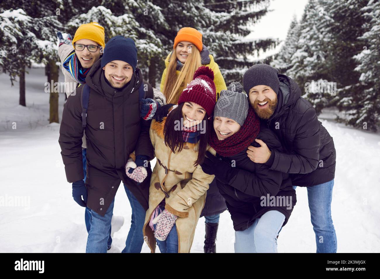 Porträt glücklicher junger Menschen entspannen sich im verschneiten Park Stockfoto