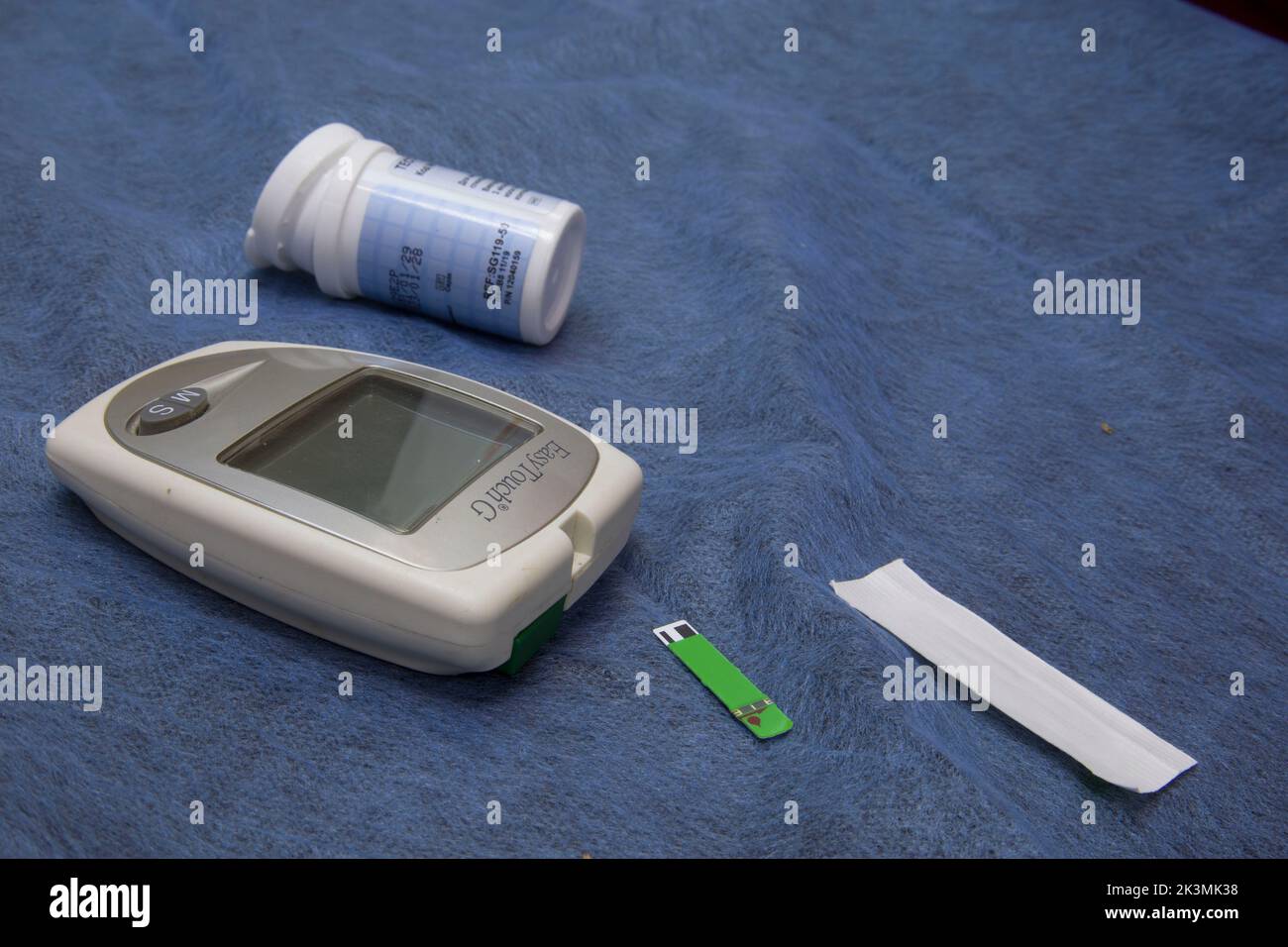 Glucometer auf einem blauen medizinischen Tuch Stockfoto