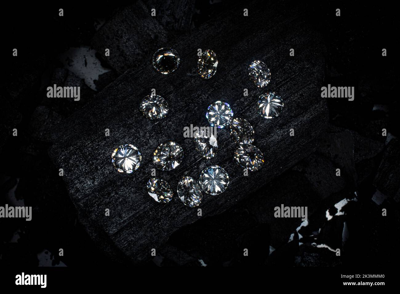 Schöne glänzende Diamanten auf schwarzem Holzkohlegrund Stockfoto