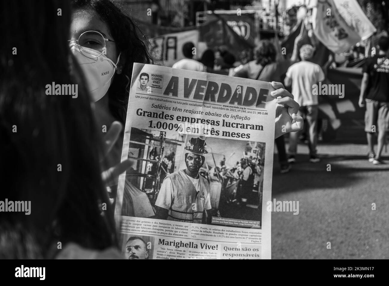 Salvador, Bahia, Brasilien - 20. November 2021: Brasilianer protestieren mit Plakaten gegen die Regierung von Präsident Jair Bolsonaro in der Stadt Sal Stockfoto