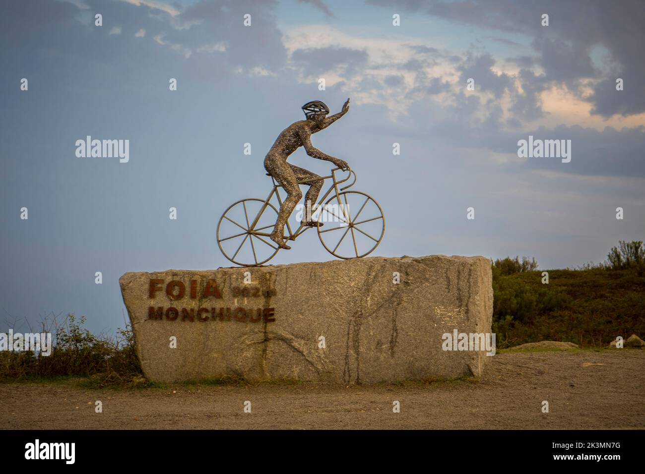 FOIA De Monchique, Portugal, September 2022: Skulptur eines Fahrrads auf dem höchsten Berg der Algarve Stockfoto