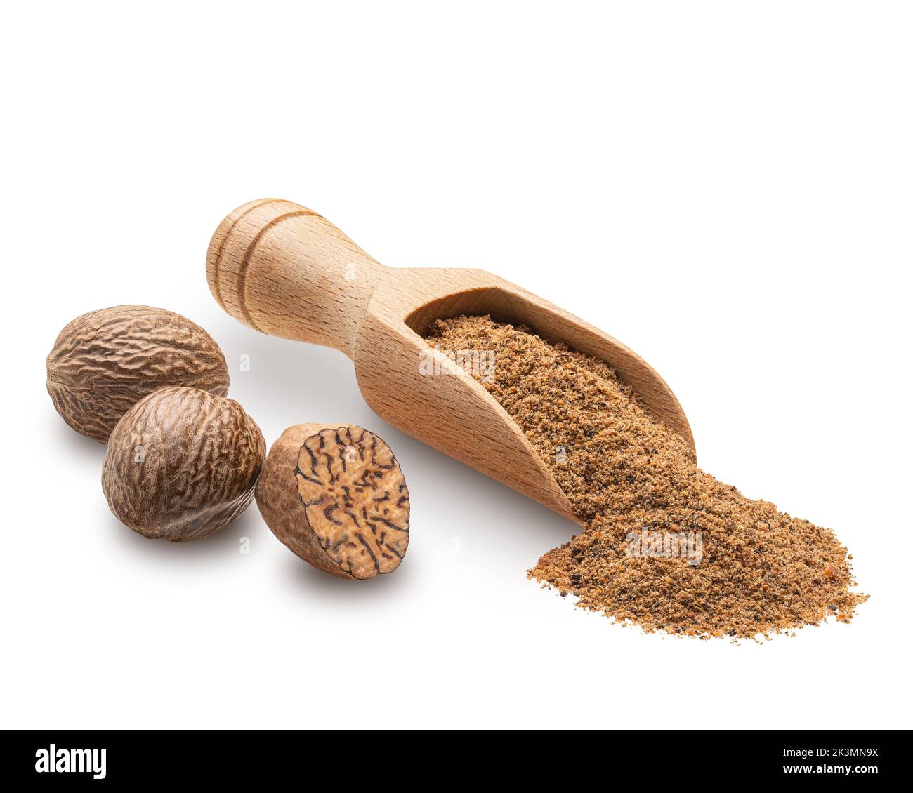 Muskatpulver in einer Holzlöffel isoliert auf weiß Stockfoto