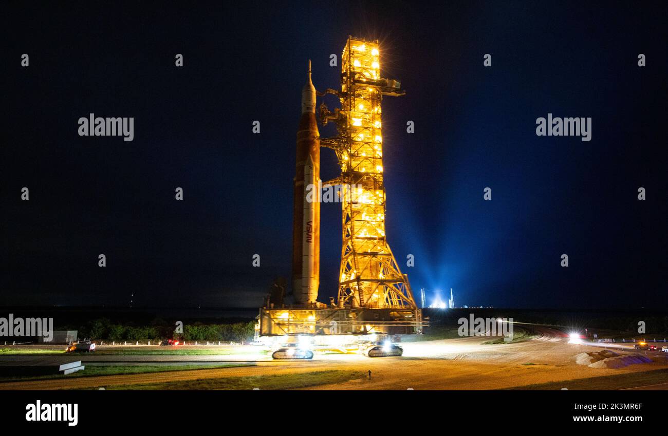 Kennedy Space Center, Vereinigte Staaten von Amerika. 27. September 2022. Die NASA-Rakete Artemis Space Launch System und die Raumsonde Orion werden vom Launch Complex 39B im Kennedy Space Center, 27. September 2022, in Cape Canaveral, Florida, zurückgerollt. Die SLS-Rakete wird zum Vehicle Assembly Building zurückgebracht, um sie vor dem Anflug auf den US-Flugzeugabsturz Ian zu schützen. Quelle: Keegan Barber/NASA/Alamy Live News Stockfoto