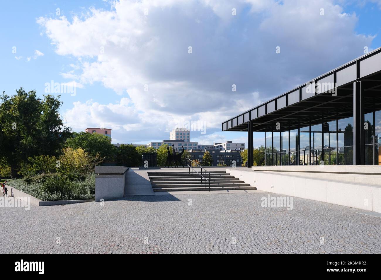 Berlin, 16. September 2022, Blick auf die Terrasse der Neuen Nationalgalerie mit Treppe im Vordergrund. Stockfoto
