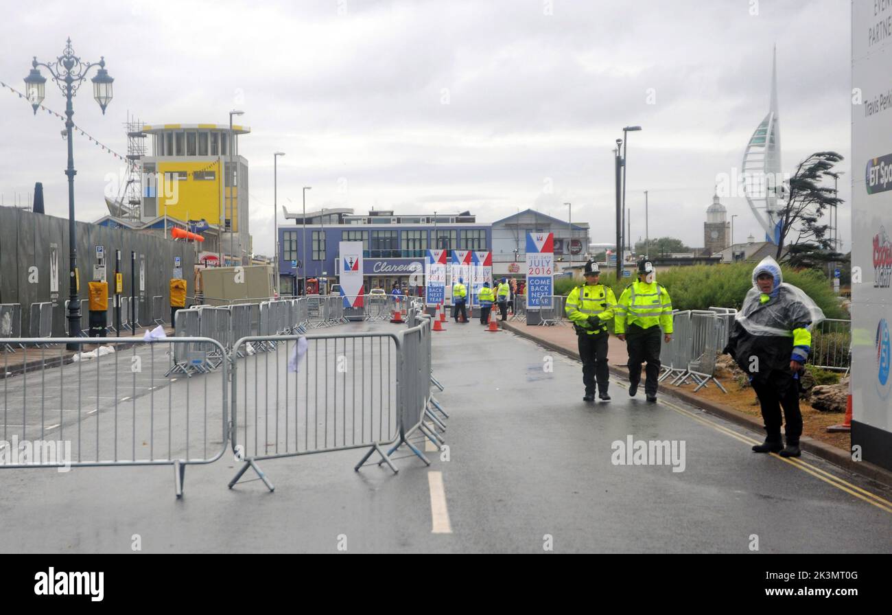 Es wurden hunderttausend Zuschauer erwartet, aber Southsdea ist verlassen, nachdem sie aus der America'sw Cup Fanzone evakuiert wurden, nachdem extremes Wetter für die Zuschauer eine Gefahr verursachte und alle Ereignisse abgesagt wurden. Pic Mike Walker, Mike Walker Pictures,2015 Stockfoto