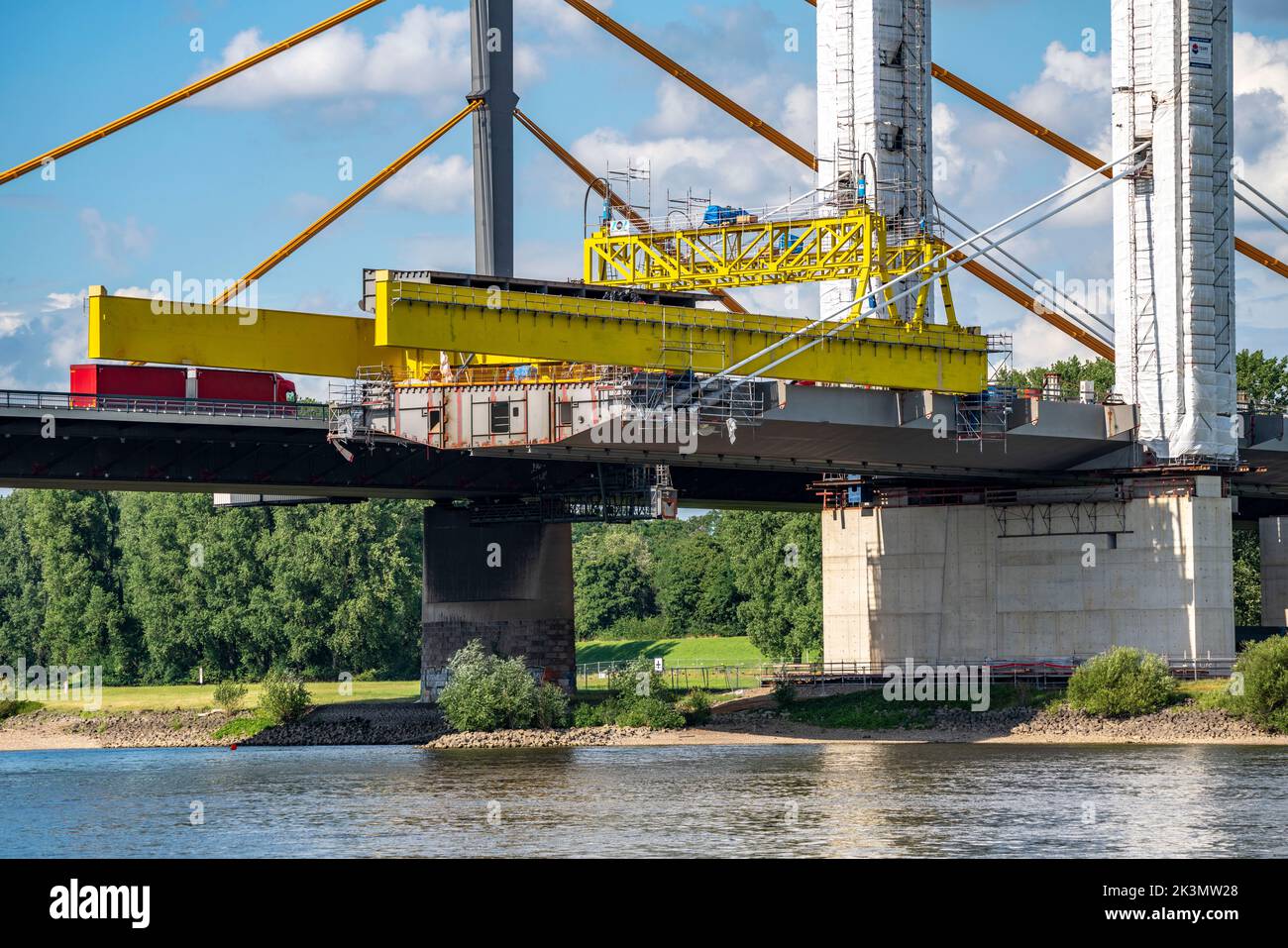 Neubau der Autobahnbrücke Neuenkamp an der A40, über den Rhein bei Duisburg, freie Freischwinger-Montage der Hauptbrückenspannweite, die neue Stockfoto