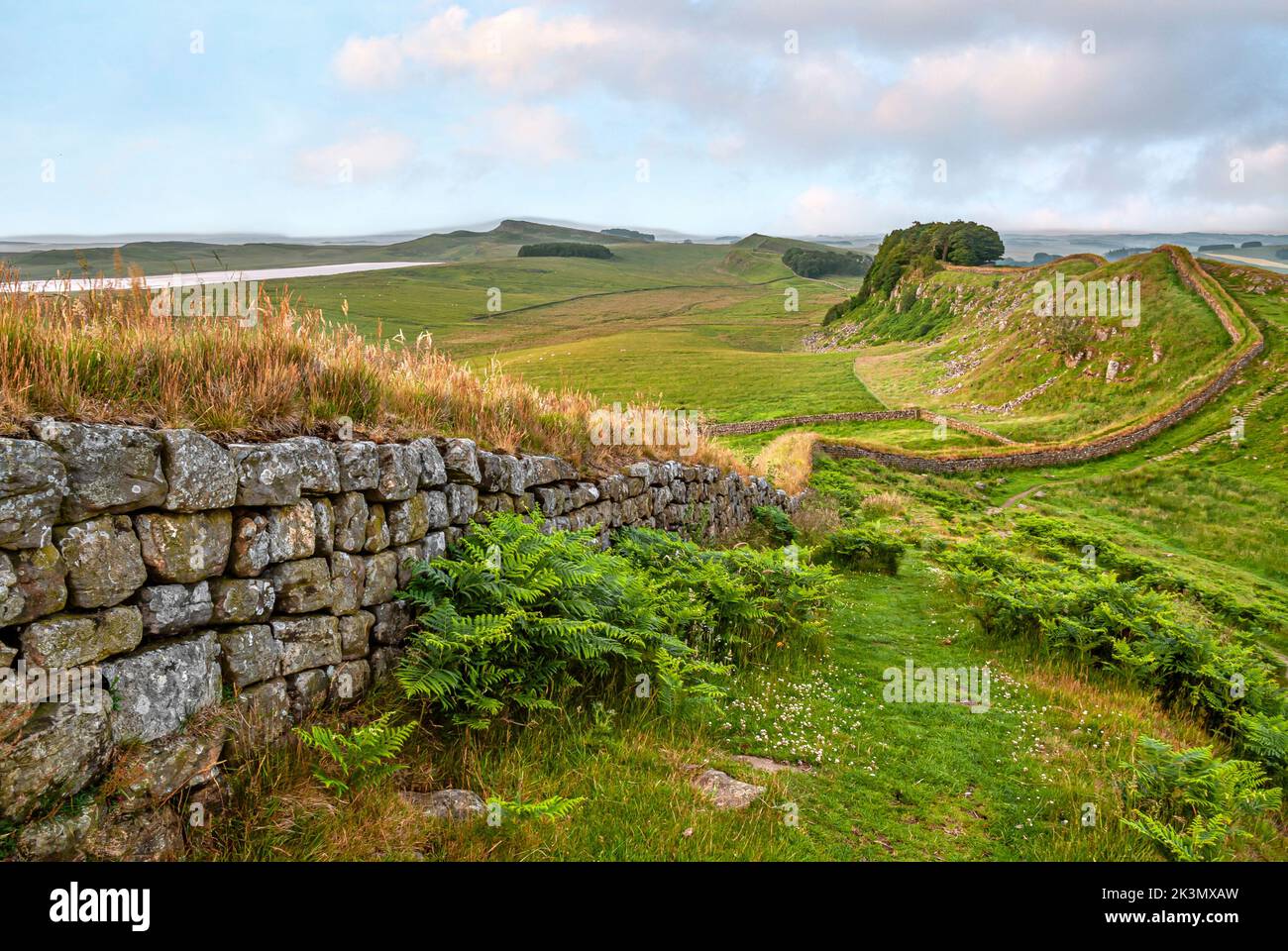 Hadrianswall in der Abenddämmerung, North Cumbria, Nordengland Stockfoto