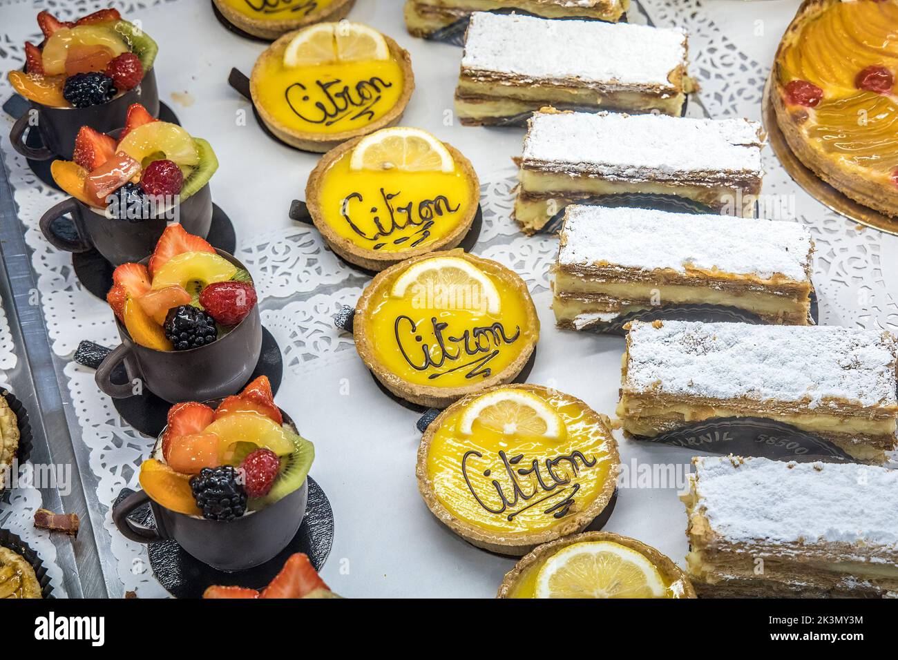 Kuchen und Gebäck zum Verkauf in Bäckerei, Frankreich Stockfoto