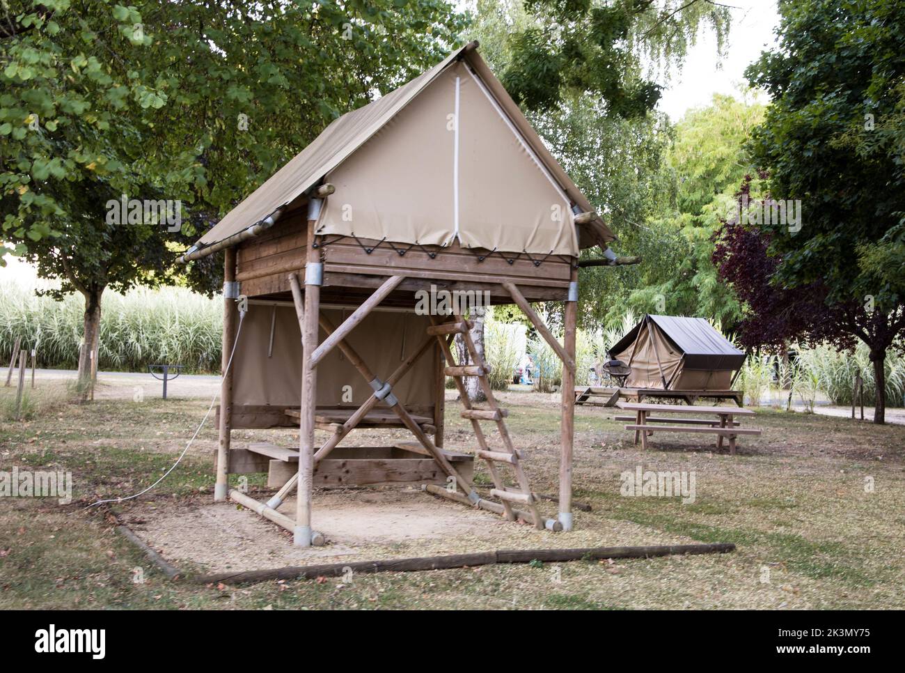 Campingplatz mit Stelzenzelten zu mieten, Doue-la-Fontaines, Frankreich Stockfoto