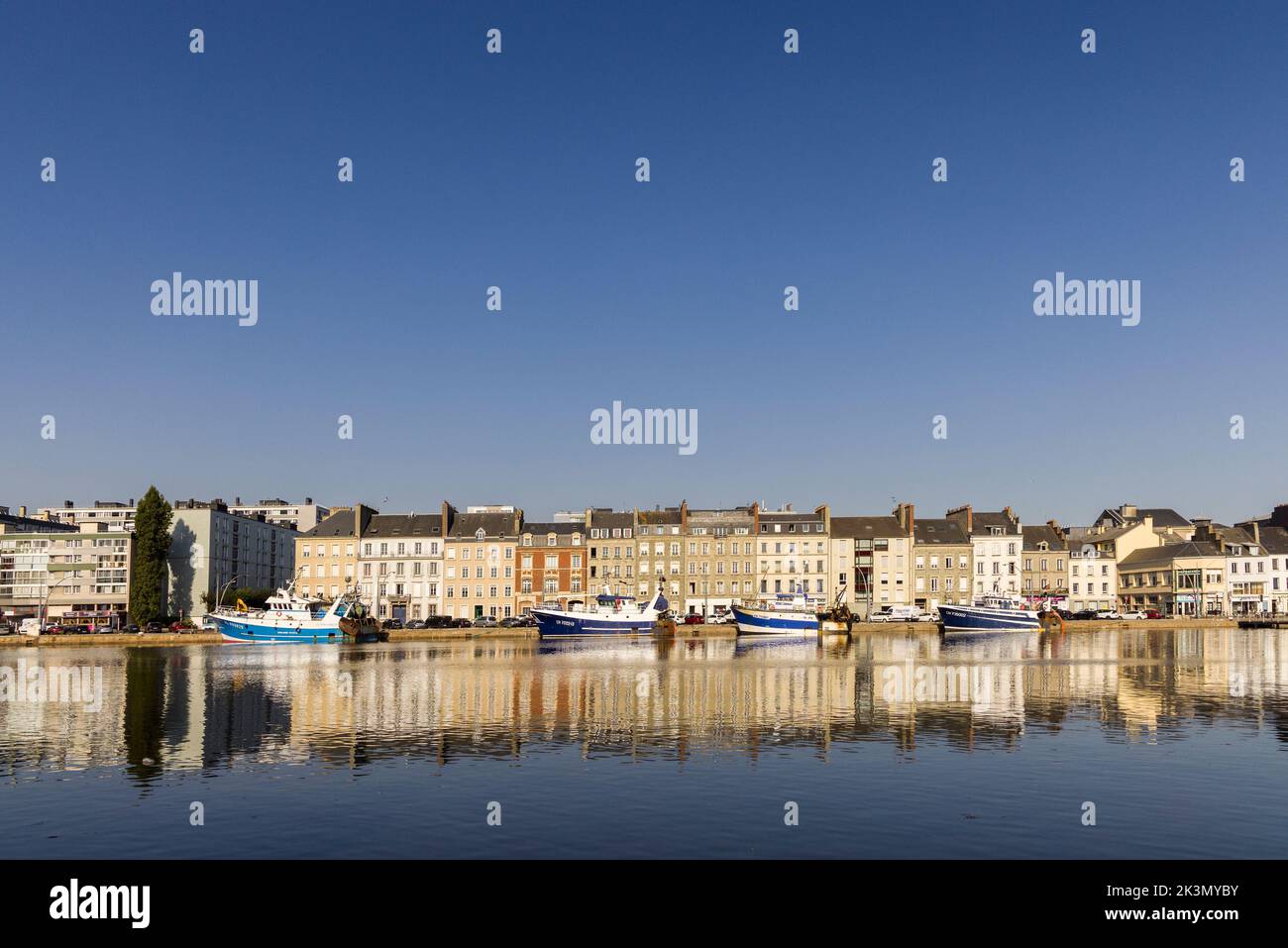 Fischerboote im Hafen, Cherbourg, Frankreich Stockfoto