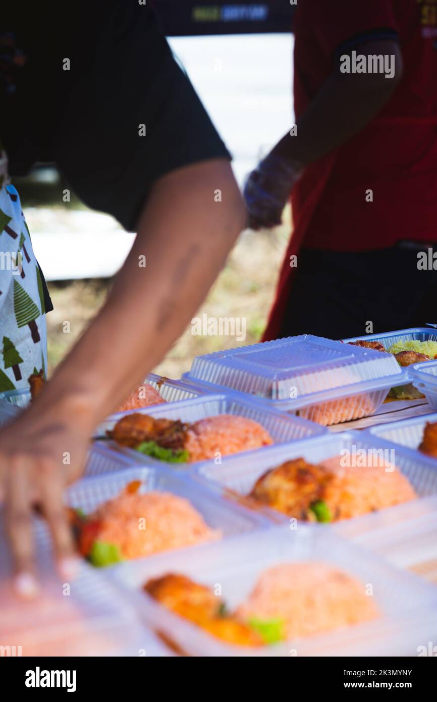 Beschäftigt Verkaufsstand Nasi Ayam Tomato in Malaysia. Stockfoto