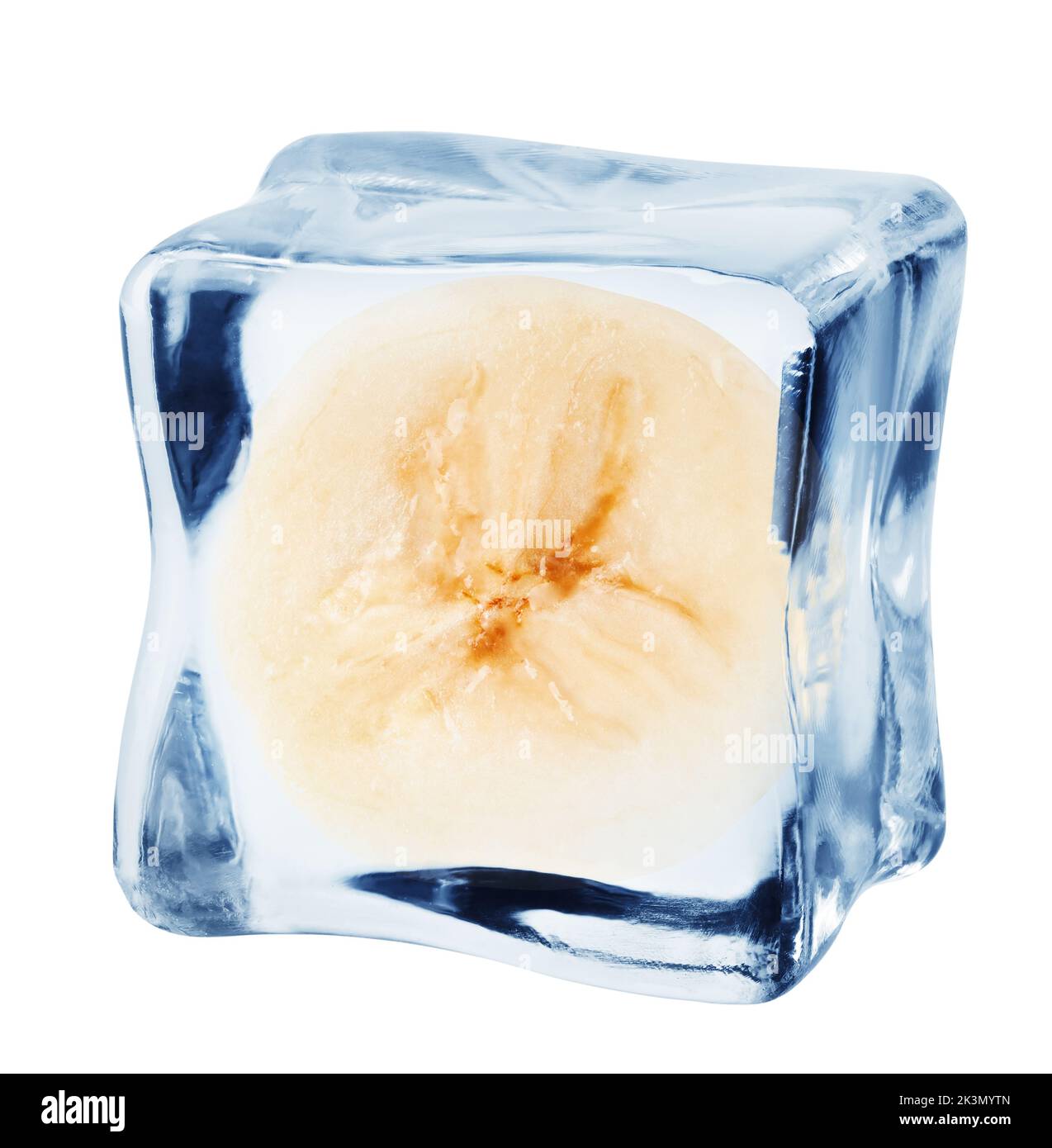 Banane im Eiswürfel, isoliert auf weißem Hintergrund, Beschneidungspfad, volle Schärfentiefe Stockfoto