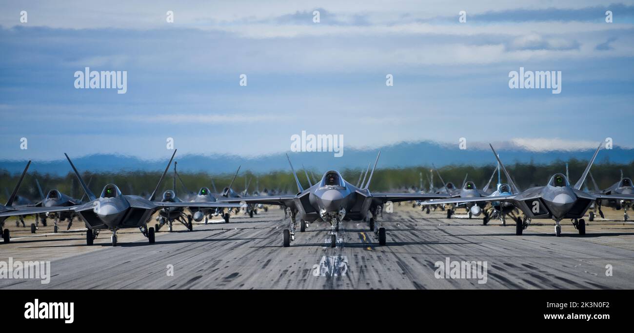 Flugzeuge der US Air Force nehmen an einer Demonstration der Fähigkeiten zu Ehren des 75.-jährigen Jubiläums der US Air Force auf der Eielson Air Force Base, Alaska, am 12. August 2022 Teil. Flugzeuge, darunter F-35A Lightning II, F-16 Fighting Falcon und F-22 Raptor, nahmen an der 75-Kampfjet-Formation Teil. (USA Air Force Foto von Tech. Sgt. Timothy Moore) Stockfoto