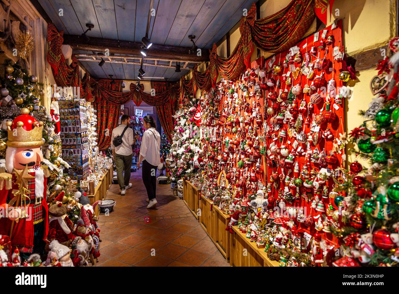 Interieur des Weihnachtsfachgeschäft La Magie de Noël in der Rue des Marchands, Colmar, Elsass, Frankreich Stockfoto