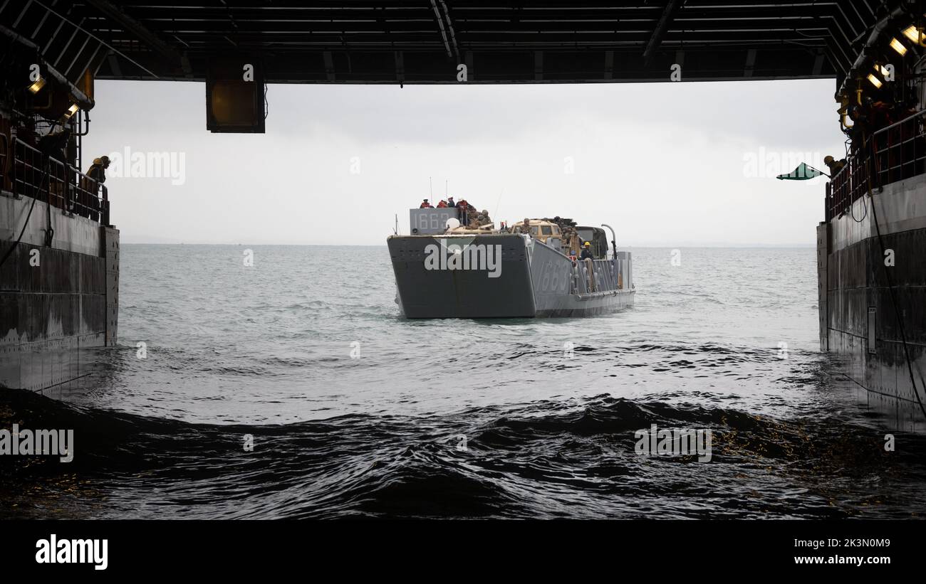 U.S. Navy Landing Craft, Utility 1663 verlässt das Brunnendeck des Amphibientransportschiffes USS Mesa Verde (LPD 19), um multinationale Streitkräfte während der Übung UNITAS LXIII, 16. September 2022, für einen amphibischen Angriff zu entbellen. Der multinationale amphibische Angriff war eines der kulminierenden Ereignisse von UNITAS LXIII. UNITAS ist die am längsten laufende internationale maritime Übung der Welt, die sich auf die Verbesserung der Interoperabilität zwischen mehreren Nationen und gemeinsamen Kräften während Litoral- und Amphibienoperationen konzentriert, um auf bestehenden regionalen Partnerschaften aufzubauen und neue dauerhafte Beziehungen zu schaffen Stockfoto